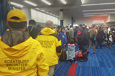 ボランティア･ミニスターはヒューストン･コンベンション･センターに緊急避難所を設置するために到着｡